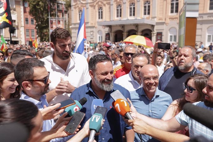 El presidente de Vox, Santiago Abascal, ofrece declaraciones a los medios de comunicación en Murcia.