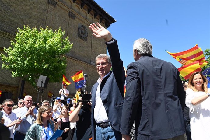 El presidente del Partido Popular, Alberto Núñez Feijóo (i), y el presidente del PP de Aragón y presidente de Aragón, Jorge Azcón (d), durante un acto de campaña del Partido Popular, en la Plaza de los Sitios, a 2 de junio de 2024, en Zaragoza, Aragón (Es