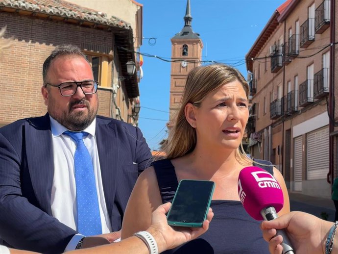 Carolina Agudo responde a los medios en Valmojado.