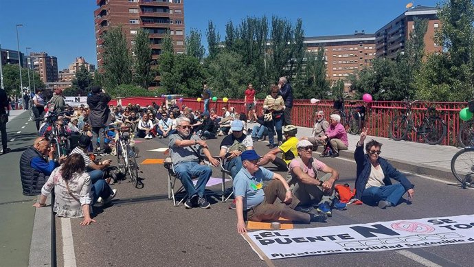 Un centenar de personas realizan una 'sentada' en el Puente de Poniente de Valladolid.