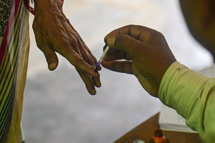 Aplicació de tinta indeleble durant les eleccions legislatives a Uttar Pradesh, a l'Índia