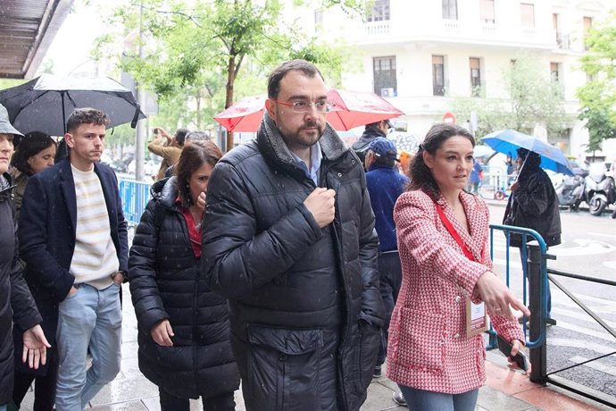 Archivo - El presidente del Principado de Asturias, Adrián Barbón (c), a su llegada al Comité Federal del PSOE, en la sede federal del PSOE, a 27 de abril de 2024, en Madrid (España). 