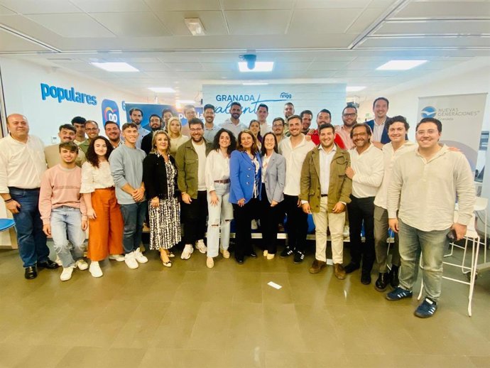 Carmen Crespo con jóvenes de las NNGG del PP de Almería