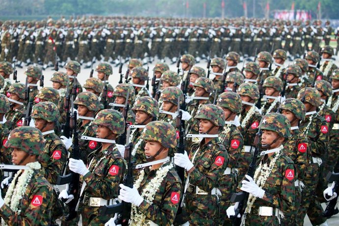 Archivo - Desfile de militares en Birmania