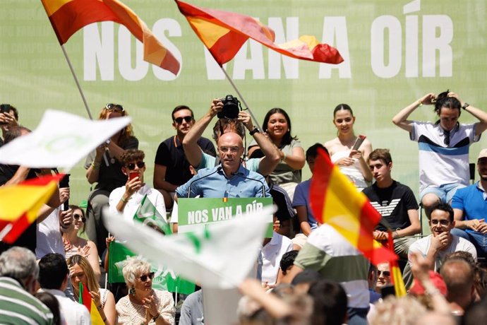 Un momento de la intervención de Jorge Buxadé en el mitin que Vox ha organizado en Murcia con el presidente nacional Santiago Abascal y el presidente provincial José Angel Antelo.