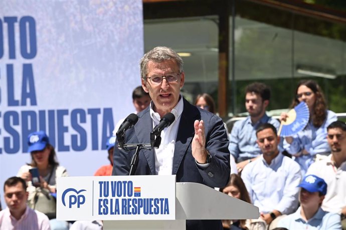 El presidente del Partido Popular, Alberto Núñez Feijóo, interviene durante un acto de campaña del Partido Popular, en la Plaza de los Sitios, a 2 de junio de 2024, en Zaragoza, Aragón (España). Feijóo ha visitado Zaragoza para participar en el acto de ca