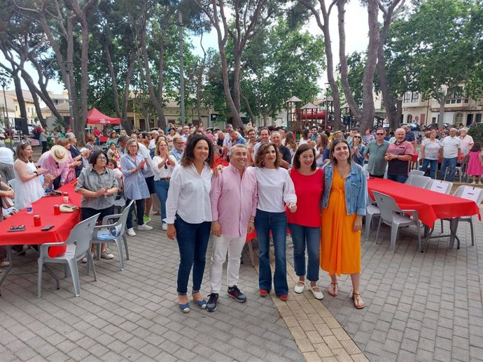La vicesecretaria general del PSOE y vicepresidenta primera del Gobierno, María Jesús Montero, en un acto en Inca (Mallorca), con la secretaria general del PSIB-PSOE, Francina Armengol; la candidata a las europeas Alicia Homs y otras autoridades
