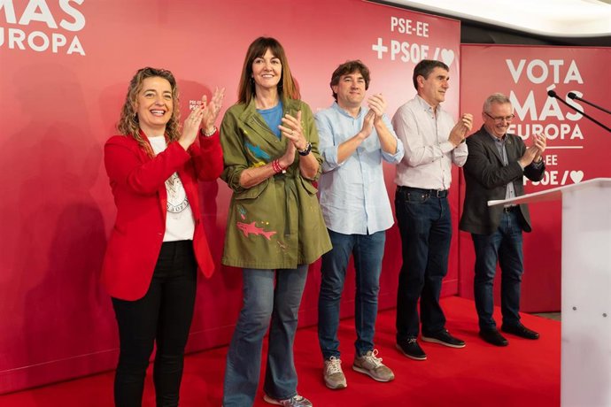 Idoia Mendia y Eneko Andueza en un acto de campaña en San Sebastián
