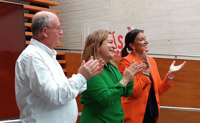 La número dos del PSOE al Parlamento Europeo, Iratxe García, en el centro, junto a la secretaria de organización del PSOE de Castilla y León, Ana Sánchez, y del secretario general del PSOE en Ávila, Jesús Caro.