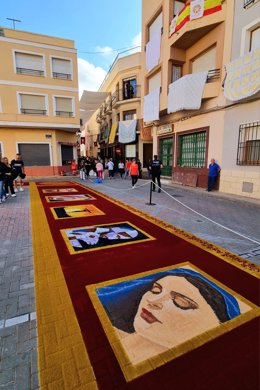 Instalación de una Alfombra de Serrín en el Corpus de Elche de la Sierra.