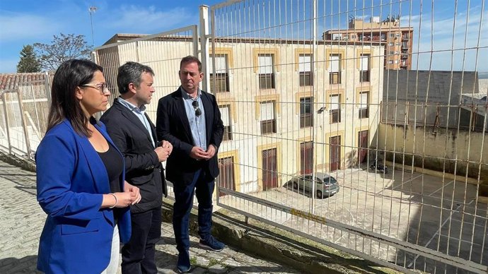 Visita al aparcamiento habilitado en el anejo del Ruiz Jiménez, con la concejal del PSOE África Colomo, a la izquierda en la imagen junto a Julio Millán