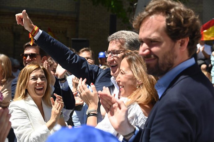 El presidente del Partido Popular, Alberto Núñez Feijóo (c), y la alcaldesa de Zaragoza, Natalia Chueca (2d), durante un acto de campaña del Partido Popular, en la Plaza de los Sitios, a 2 de junio de 2024, en Zaragoza, Aragón (España). Feijóo ha visita