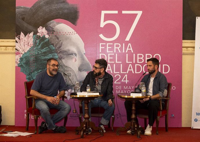 Los escritores Zuhaitz Gurrutxaga y Fernando Balius, junto con el periodista Daniel G. Rojo.