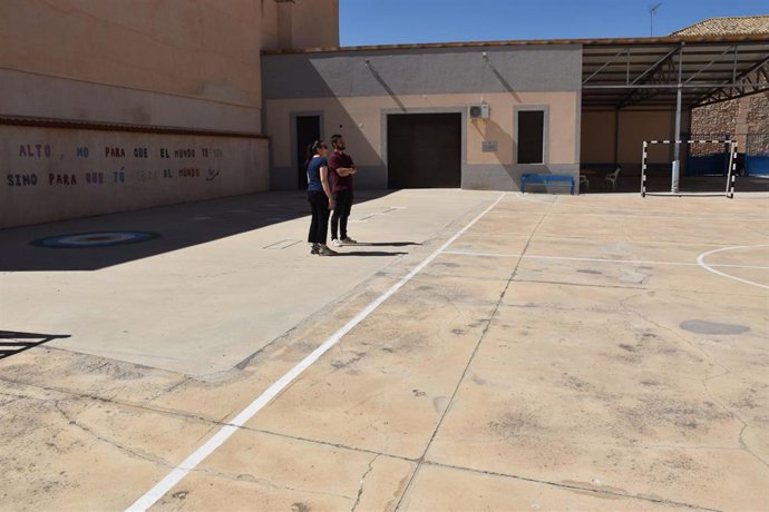 Abel Fresneda durante la visita a las instalaciones del Colegio Rural Agrupado Tomás y Valiente en Vara del Rey.