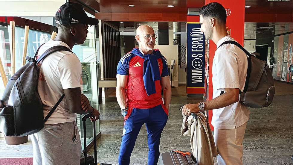 Mikel Merino y Nico Williams junto a Luis de la Fuente en su llegada a la concentración de España