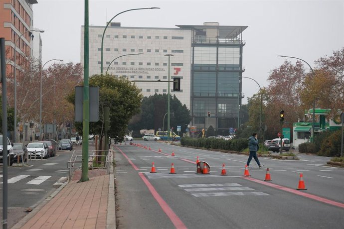 Archivo - Primeros trabajos en Kansas City para la plataforma reservada del tranvibús, que conectará Santa Justa con Sevilla Este.