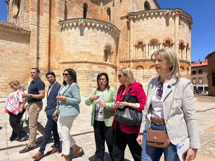Ana Vázquez, en el centro, pasea por Toro acompañada por cargos del PP de Zamora.