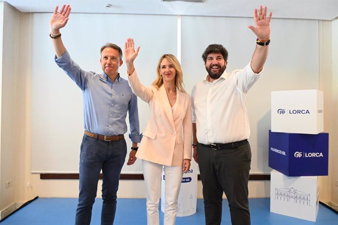 López Miras en un acto electoral en Lorca junto a la portavoz adjunta del PP en el Congreso de los Diputados, Cayetana Álvarez de Toledo, y el presidente del PP de Lorca, Fulgencio Gil.