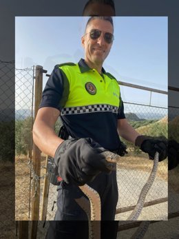 Un agente muestra una serpiente