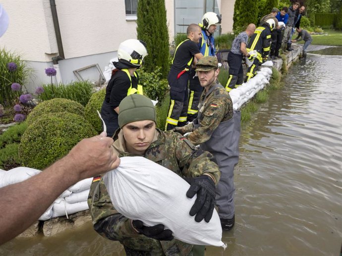 Militares portando sacos durante las inundaciones en Alemania