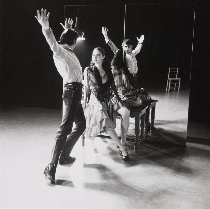 Archivo - Carlos Saura en el set de la película 'Carmen', en 1983.