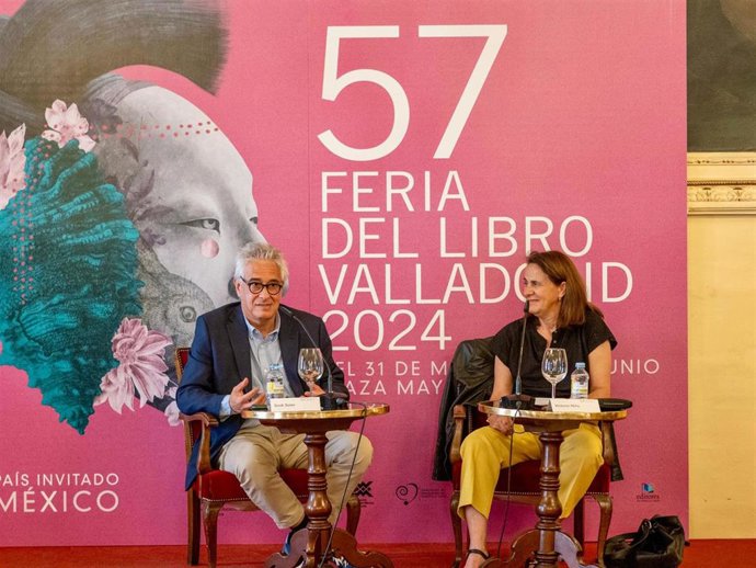 El escritor Jordi Soler y la periodista Victoria M. Niño en la Feria del Libro de Valladolid.