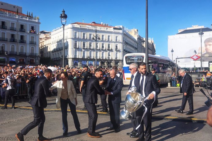 La presidenta de la Comunidad de Madrid, Isabel Díaz Ayuso (2i), y el presidente del Real Madrid, Florentino Pérez (3d), durante una recepción con motivo de la victoria del Real Madrid en la final de la Champions League, en la Real Casa de Correos, a 2 de