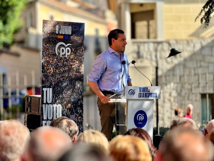 El candidato del PP al Parlamento Europeo Raúl de la Hoz en un acto electoral en Ávila.