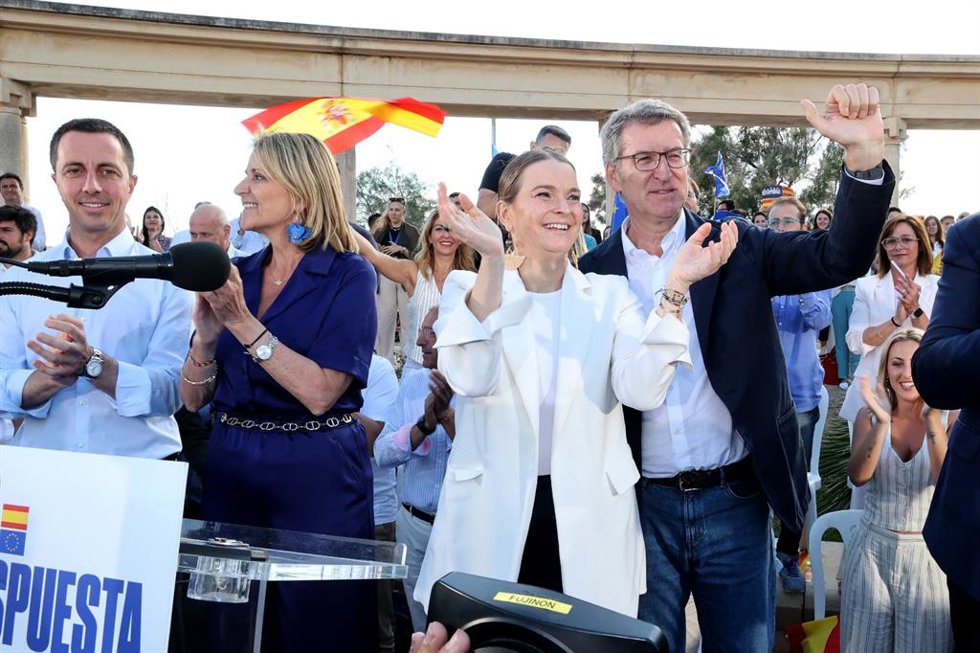 El líder del PP, Alberto Núñez Feijóo, y la presidenta de Baleares, Marga Prohens, durante un acto electoral en Palma con motivo de las elecciones europeas del 9 de junio.