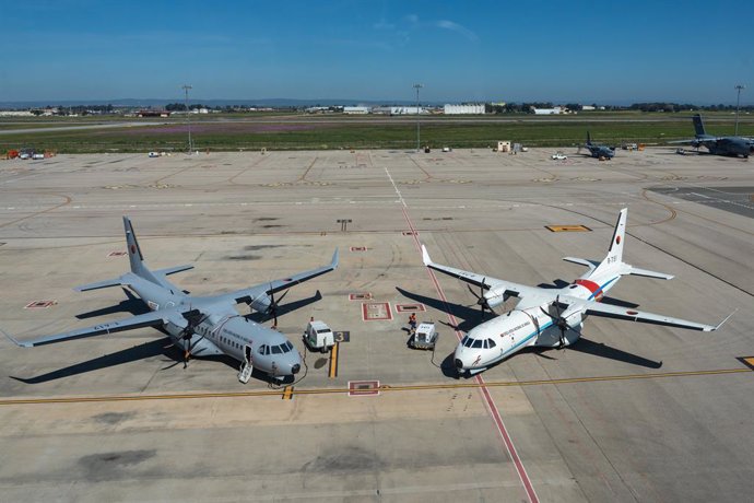 Archivo - Dos versiones del avión C295 en las pistas a las fueras de la línea de montaje, a 12 de marzo de 2024, en Sevilla, Andalucía (España). Airbus realiza un evento para la prensa con motivo del pedido número 300 de su avión C295. El acto cuenta con 