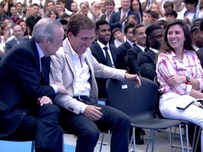 TERESA URQUIJO, JUNTO A MARTÍNEZ ALMEIDA, NO SE PIERDE LA CELEBRACIÓN DE CHAMPIONS DEL REAL MADRID