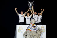 Cibeles agasaja al Real Madrid con miles de aficionados