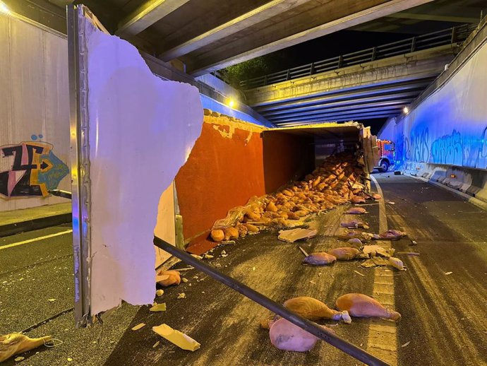 Vuelco de camión con jamones frescos en Getafe