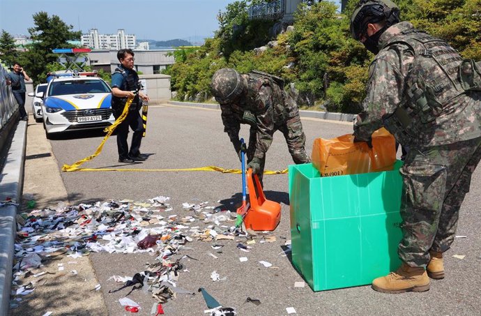 Militares surcoreanos recogiendo desechos de los globos con basura enviados por Corea del Norte