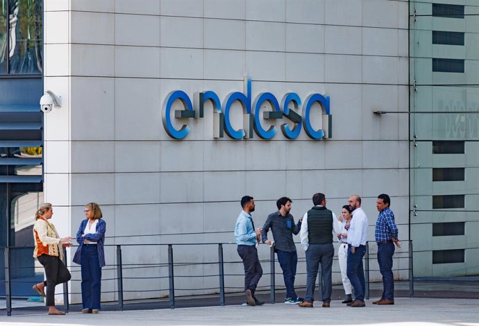 Archivo - Un grupo de personas frente a la sede de Endesa, a 11 de abril de 2023, en Madrid (España). El Consejo de Administración de Endesa ha aprobado el Plan de Sostenibilidad 2023-2025 que contempla 130 medidas alineadas con el objetivo establecido 