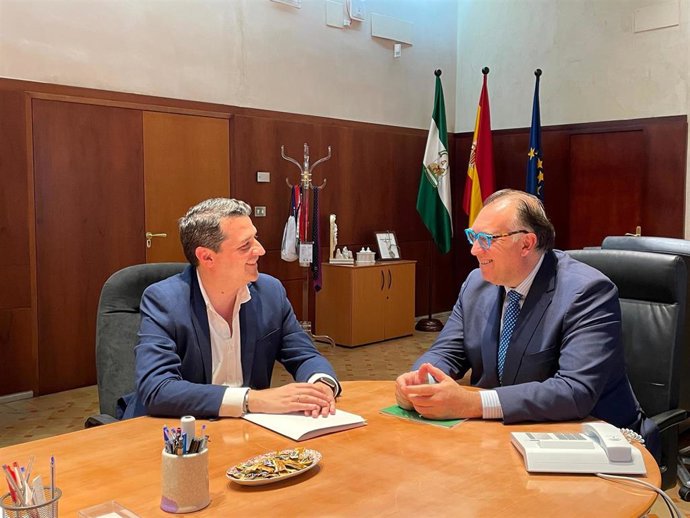 El presidente de la FAMP, José María Bellido, y el consejero de Turismo, Cultura y Deporte, Arturo Bernal.