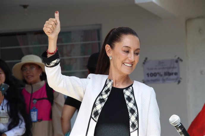 La candidata oficialista a la Presidencia de México, Claudia Sheinbaum, de la coalición Sigamos Haciendo Historia, tras votar en las elecciones (archivo)