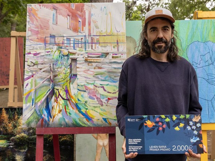 Álvaro Gil junto a la obra con la que ha ganado el certamen