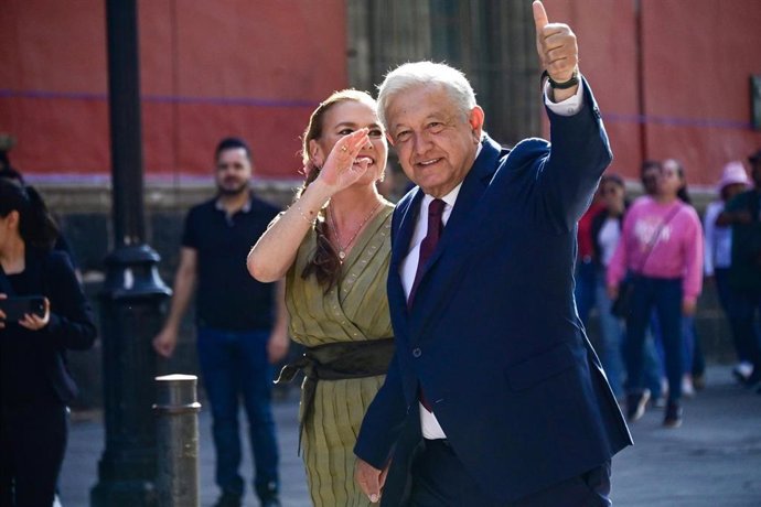 El presidente de México, Andrés Manuel López Obrador, acude a votar en las elecciones presidenciales del 2 de junio junto a su esposa, Beatriz Gutiérrez (archivo)