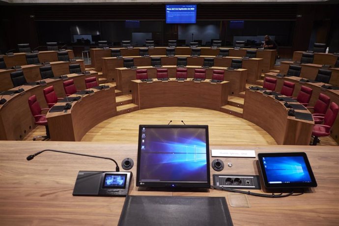 Archivo - Vista de la sala de plenos del Parlamento de Navarra