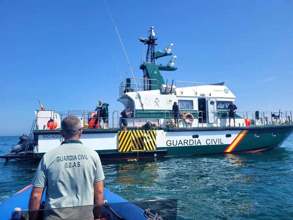 Dispositivo de búsqueda de un hombre desaparecido en aguas de Rota. ARCHIVO.