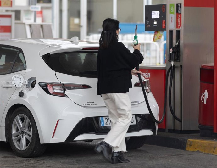 Archivo - Una persona reposta en una gasolinera, a 2 de enero de 2024, en Madrid (España). El precio medio de la gasolina ha despedido 2023 marcando un nuevo mínimo anual tras sumar otro descenso, el decimotercero consecutivo, y acumular un abaratamient