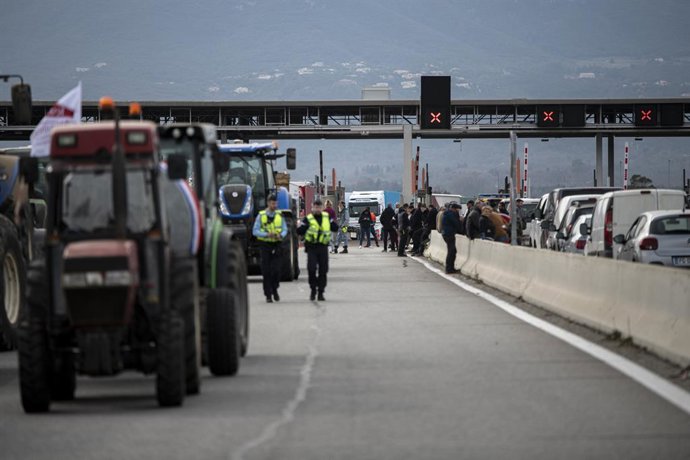 Archivo - Varios tractores de agricultores franceses durante el corte de la A-9 francesa en las inmediaciones de la frontera con España, a 1 de febrero de 2024, en Le Boulou (Francia). Agricultores franceses han cortado hoy a mediodía el tráfico de entrad