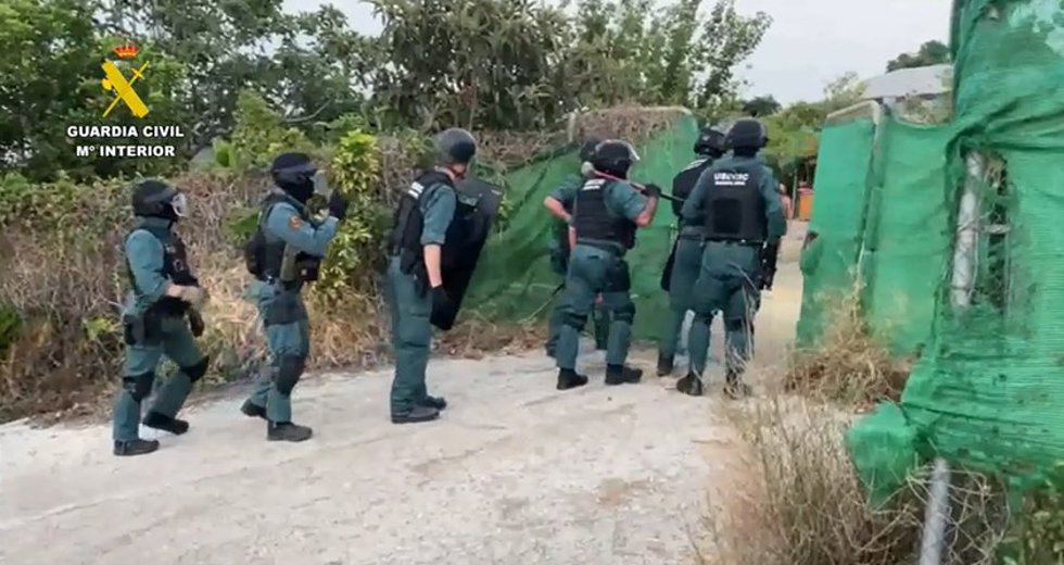 Agentes de la Guardia Civil en el marco de la operación 'Secuoya' con cuatro detenidos por el asesinato de una persona en marzo de 2023 en Nerja