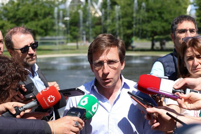 El alcalde de Madrid, José Luis Martínez-Almeida, atiende a medios durante una visita a la playa de Madrid Río