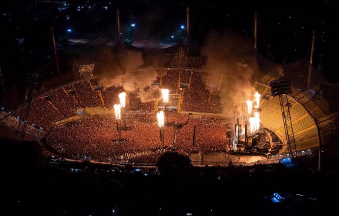 Archivo - 07 June 2023, Bavaria, Munich: Thousands of spectators attend the concert of the German band Rammstein at the Olympic Stadium. Photo: Sven Hoppe/dpa
