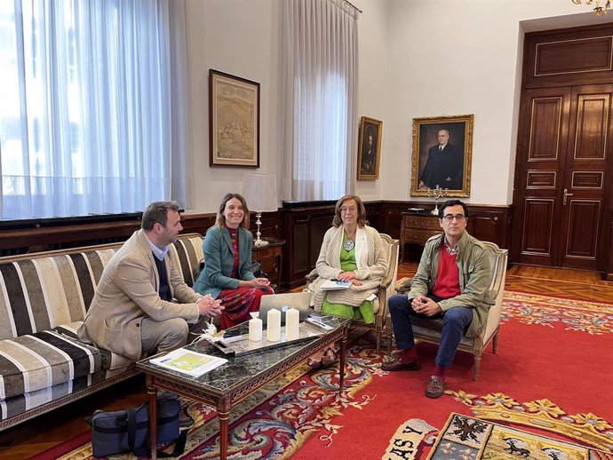 Armisén con la presidenta del Colegio de Faramacéuticos de Palencia.