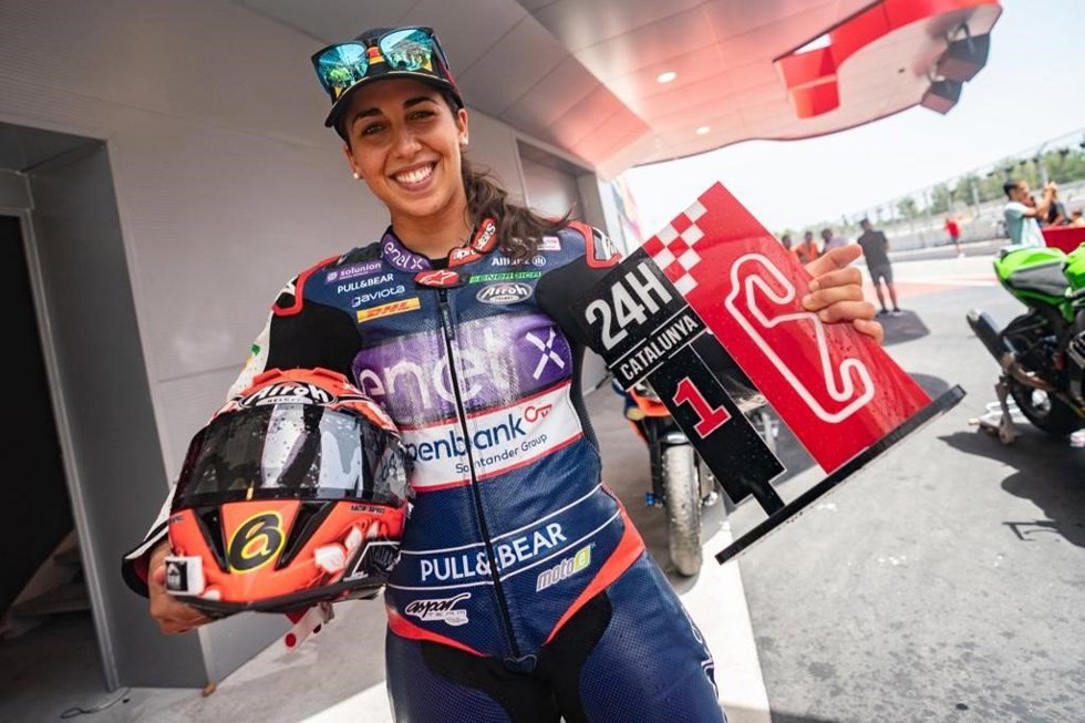 Archivo - María Herrera con el trofeo de campeona de las 24 horas de Catalunya