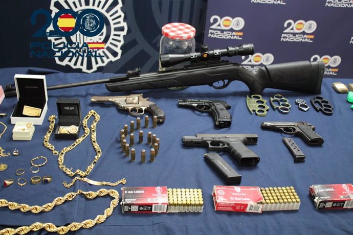 Imágenes de las armas y joyas intervenidas al grupo criminal