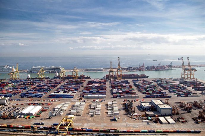 Una terminal del Puerto de Barcelona junto a las vías del tren.